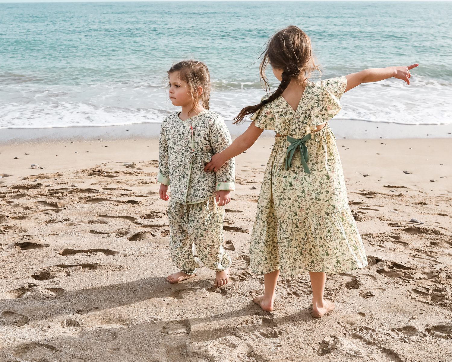 dos niñas jugando en la playa las casetas del Garraf en barcelona, españa