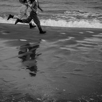 reflejos de niños corriendo por la playa del Empordá