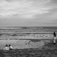 escena de 4 hermanos en la playa del Empordá