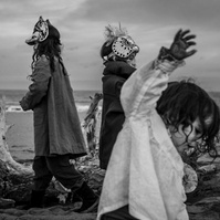 3 hermanos preparándose para irse a casa, playa del Empordá. 