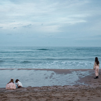 cuatro hermanos contemplando el mar de sant Pere pescador, bahía de rosas, Catalunya. 