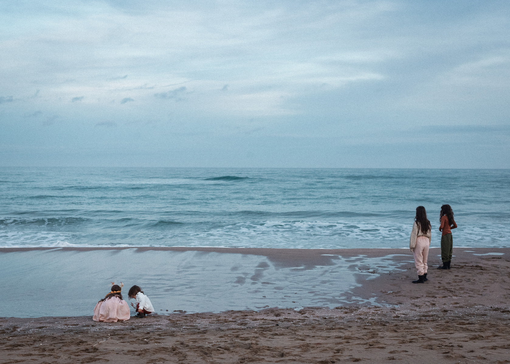 cuatro hermanos contemplando el mar de sant Pere pescador, bahía de rosas, Catalunya. 