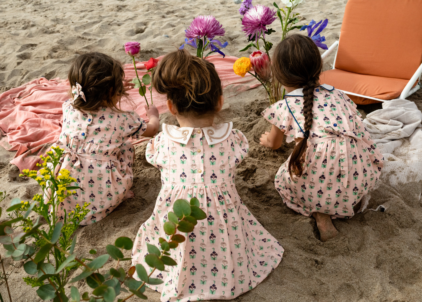 tres  niñas jugando  en la playa las casetas del Garraf en barcelona, españa