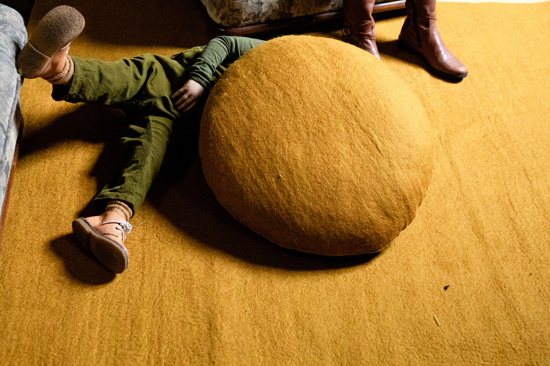 niños jugando en el salón. fotografia para marca de zapatos y alfombras. 
Manuela Franjou fashion and branding photography