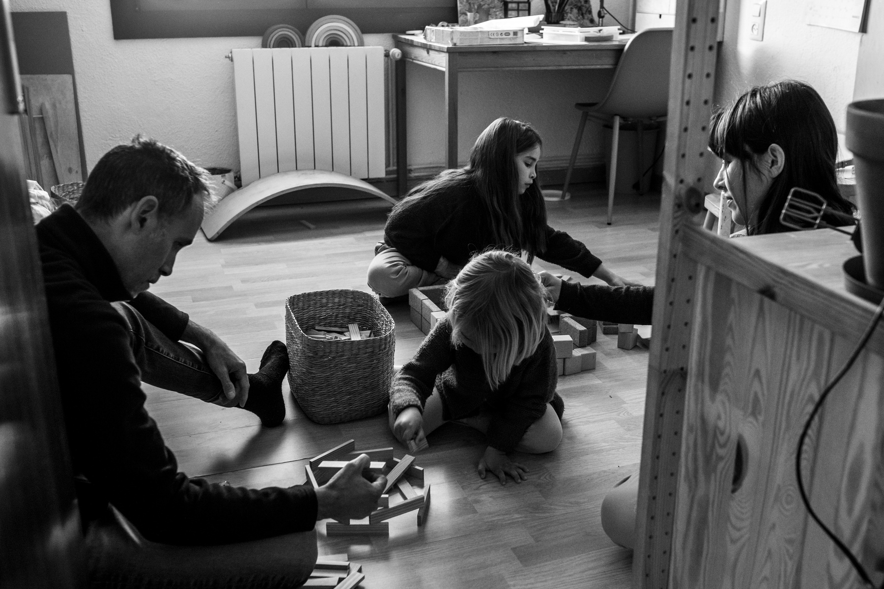 Familia jugando juntos en la habitación, fotografia documental de familia 
Manuela Franjou family photography