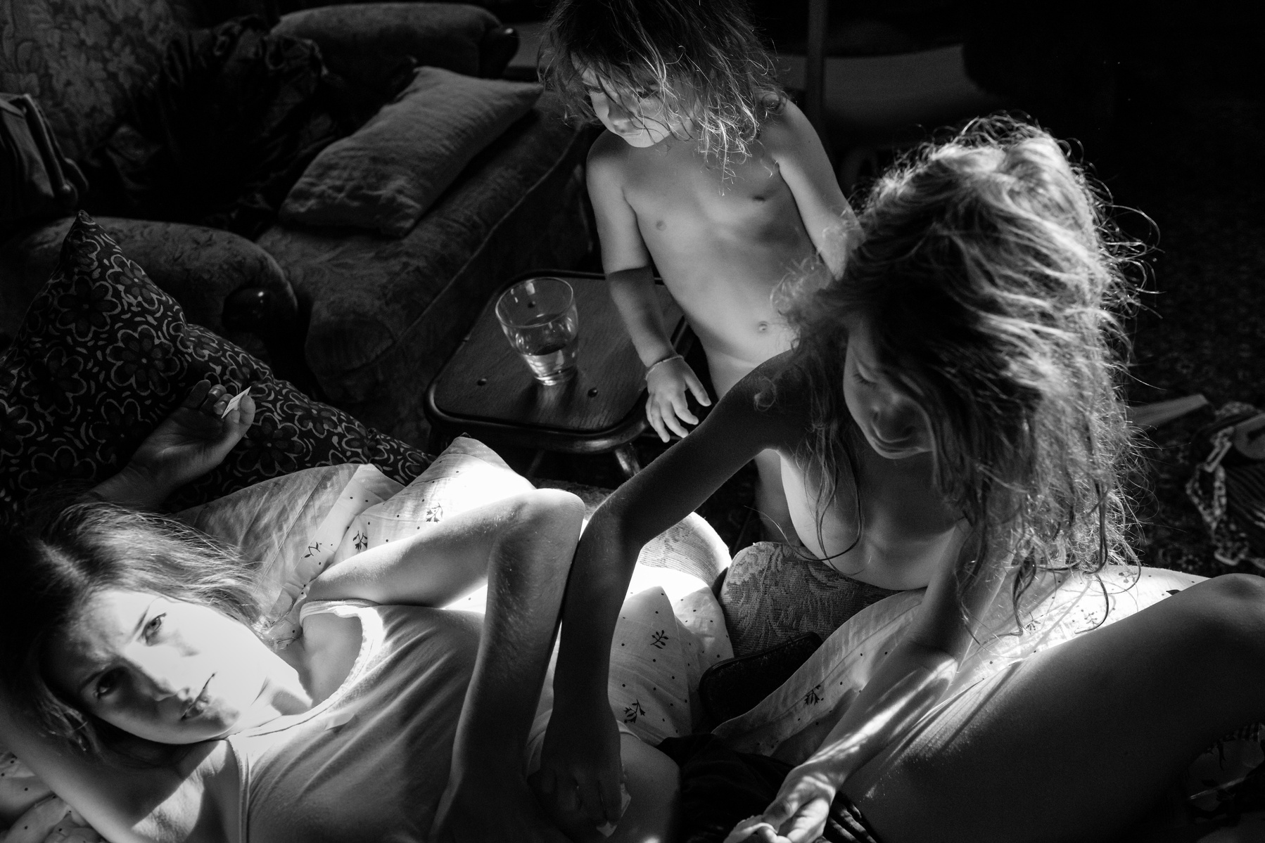 hermanos jugando con tatoos documentary family photographer, Girona, Barcelona,  Manuela Franjou photography 