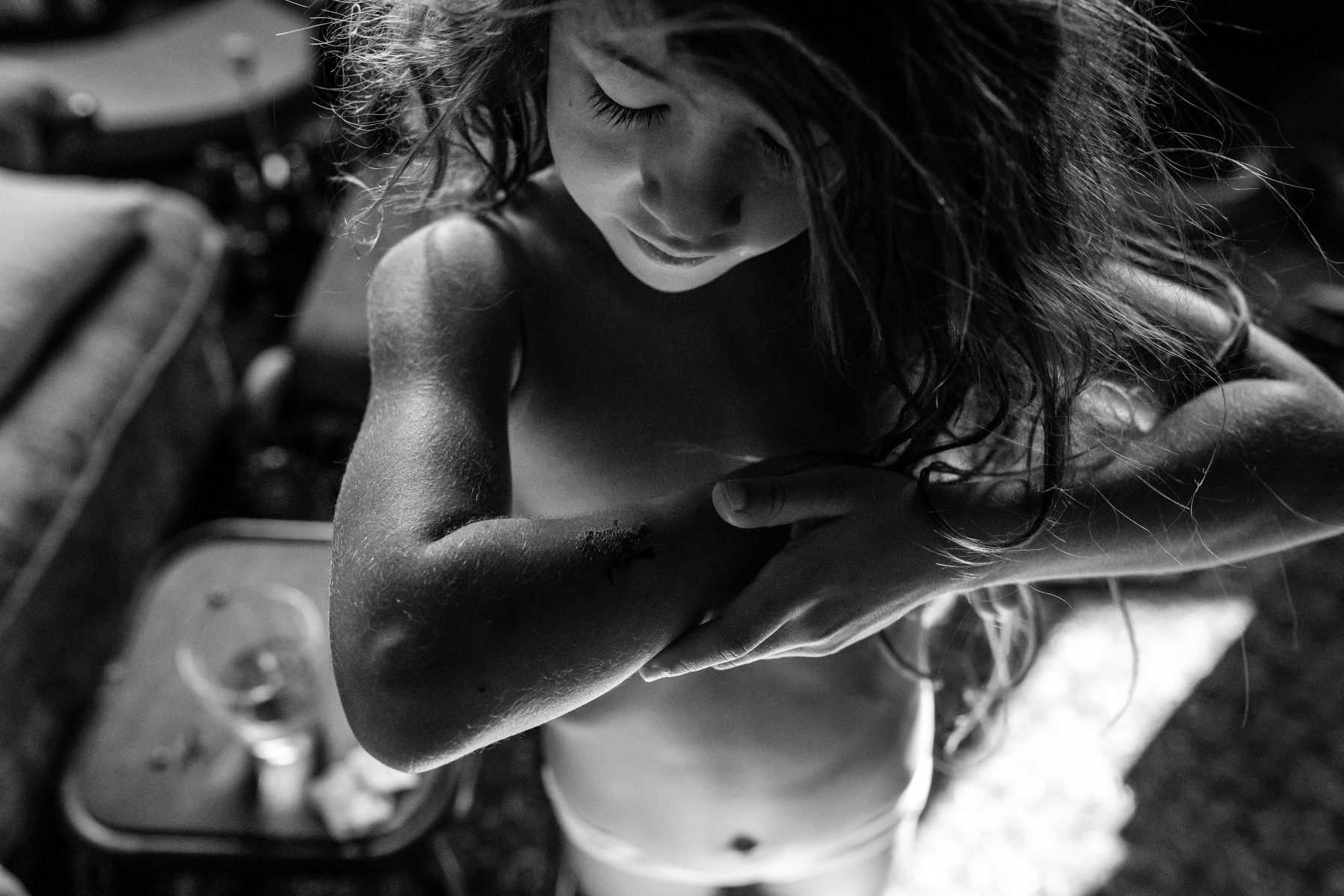 hermanos jugando con tatoos documentary family photographer, Girona, Barcelona,  Manuela Franjou photography 