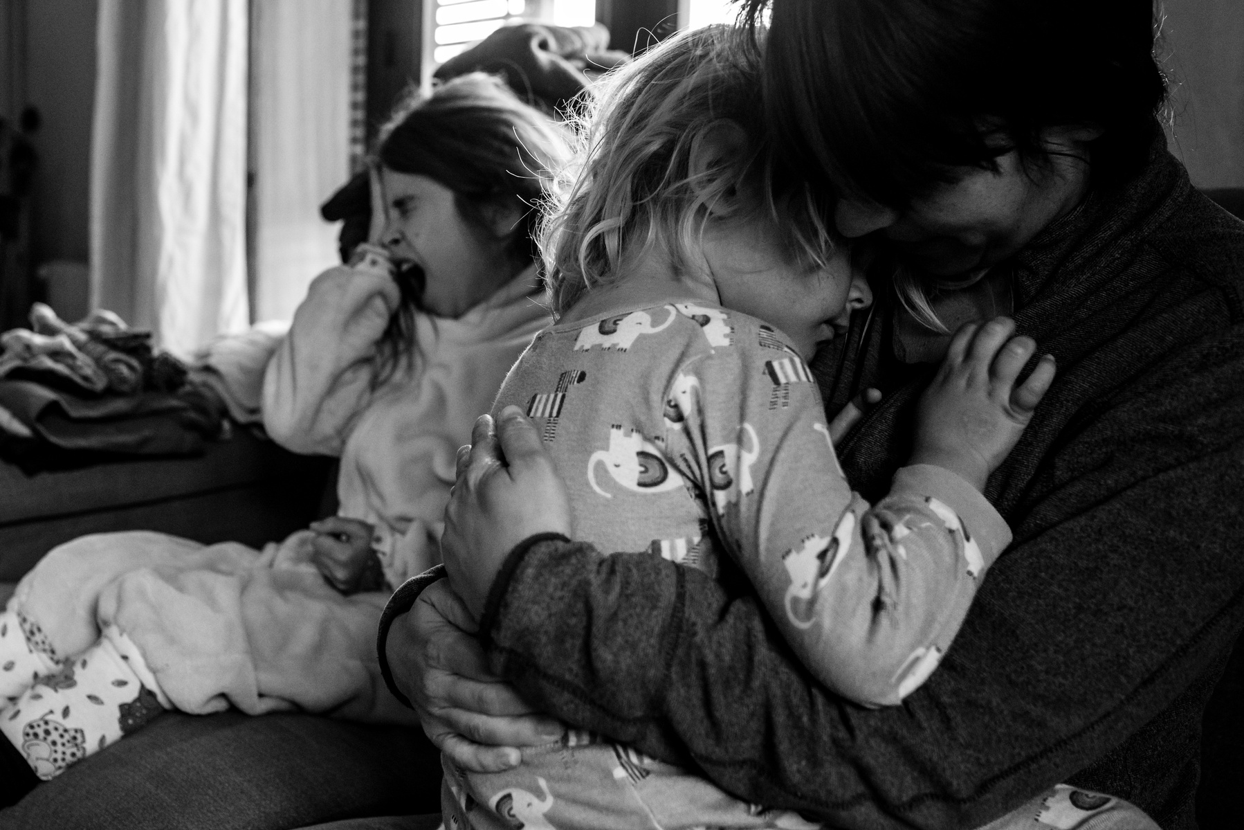 Mamá con sus dos hijos en pyjama,
Manuela Franjou family photography