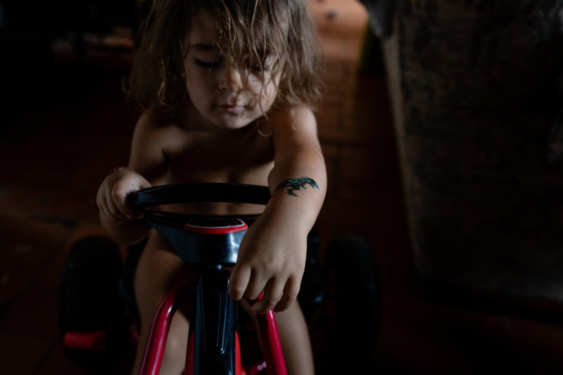 hermanos jugando con tatoos documentary family photographer, Girona, Barcelona,  Manuela Franjou photography 