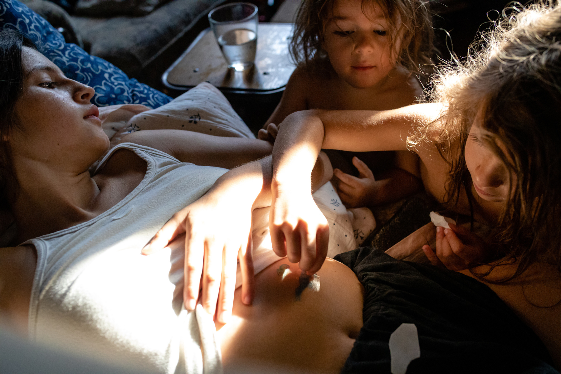 hermanos jugando con tatoos documentary family photographer, Girona, Barcelona,  Manuela Franjou photography 