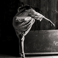 Bailarina de danza clasica, con puntas, en la puerta de su casa. Girona, españa