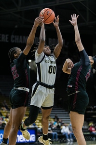 Junior guard Jaylyn Sherrod (00) shoots and scores at the game against TSU on Tuesday, Nov. 23rd, 2021. (Io Hartman&#x2F;CU Independet)