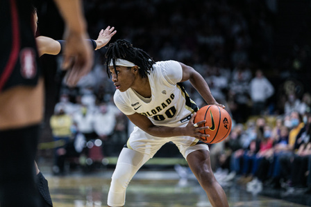 Jalyn Sherrod chooses where to pass the ball while playing offense against Stanford during the game at the CU Events Center on Friday, Jan&#x2F; 14th, 2022. (Io Hartman&#x2F;CU Independent)