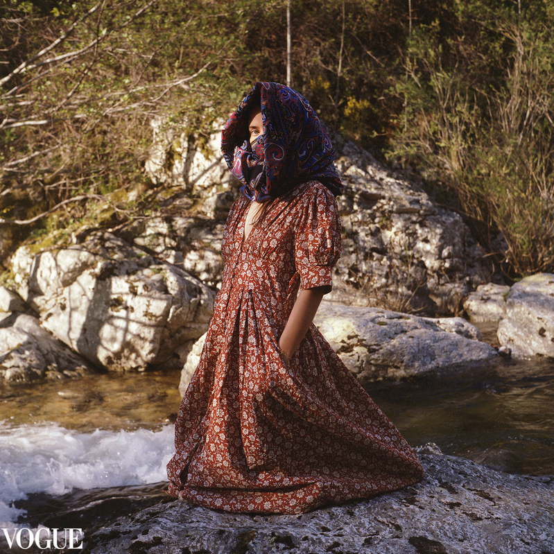 portrait femme au bord de l'eau, robe rouge photovogue
