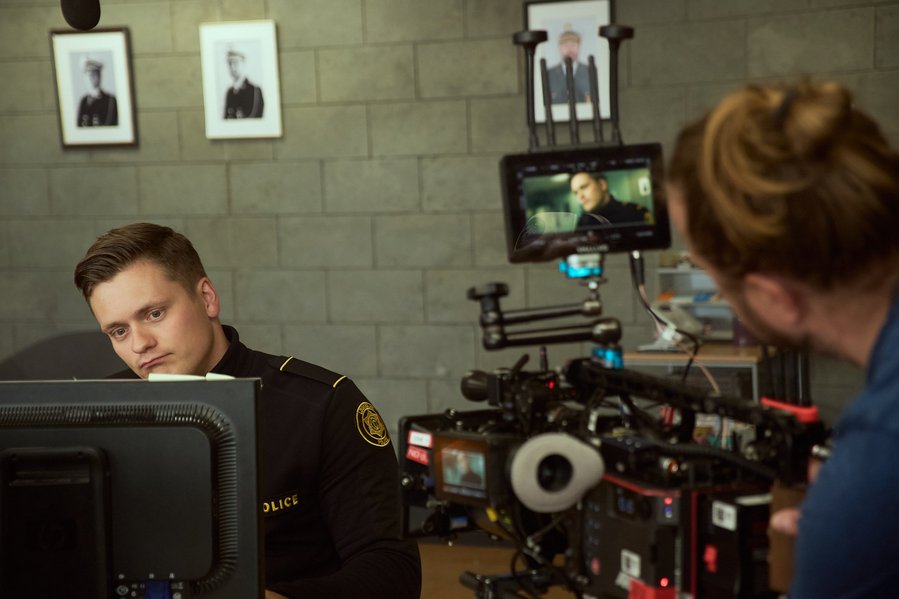 Aron Már Ólafsson as Tómas in Black Sands 2