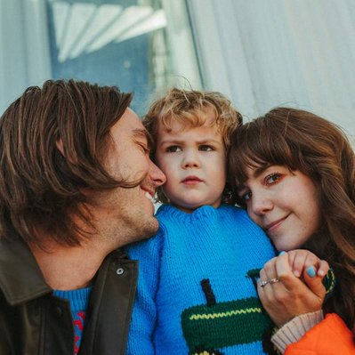 A stylish family takes family photos at the Como Zoo.
