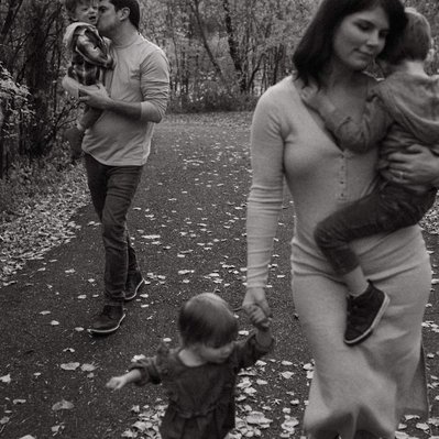 A family of five take their family photos in the woods in Minnesota.