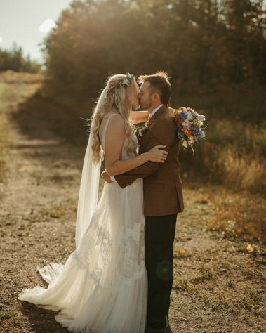 Minnesota wedding couple kissing at sundown