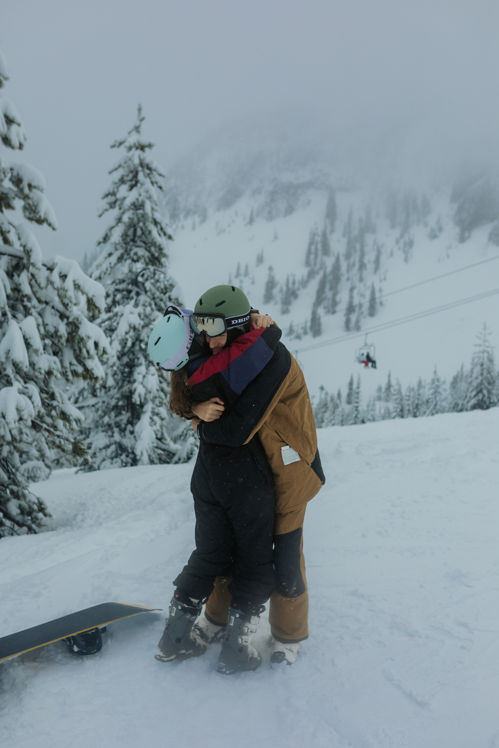 Photo of couples engagement while skiing at Hoodoo Ski Resort in Oregon