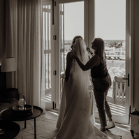 Photo of bride getting veil put on during her Oregon wedding at Brasada Ranch 