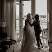 Photo of bride getting veil put on during her Oregon wedding at Brasada Ranch 