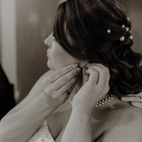 Photo of bride putting on earrings at Brasada Ranch 
