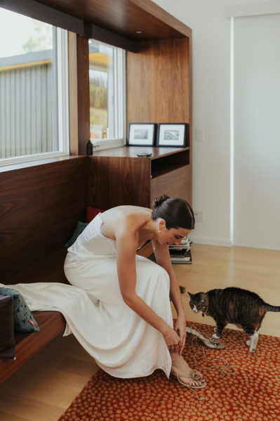 Getting Ready Photos Bend Oregon Backyard Wedding 