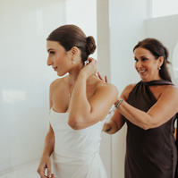 bride getting ready in bend oregon