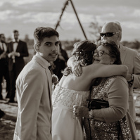 Bride hugging mom at bend oregon wedding 