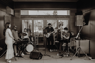 Live band playing during a Bend Oregon backyard wedding. 
