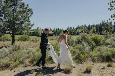 Couples photos at a backyard wedding in Bend Oregon