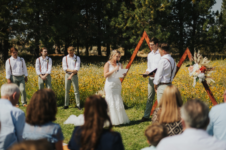 Bend Oregon backyard wedding photographer