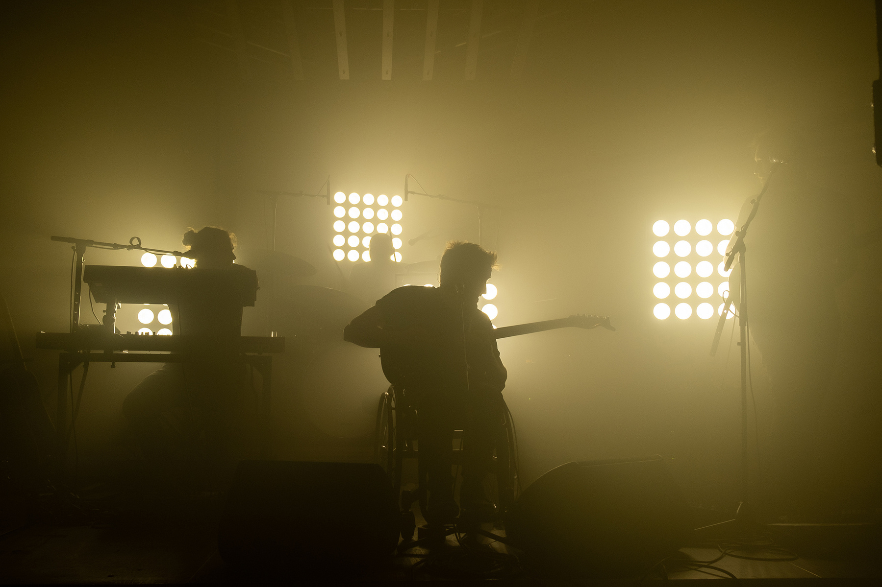 Die Band Fheels in der Silhouette von hinteren Scheinwerfern angestrahlt 
