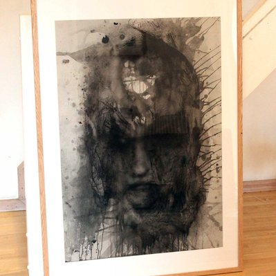 Kunstner Rasmus Svarre værk med kvinde, malet med sort kinesisk blæk