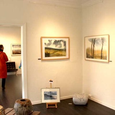Kunstner Rasmus Svarre værk med landskab, malet med akvarel, udstilling på Galleri Juel Verland Art i Holbæk