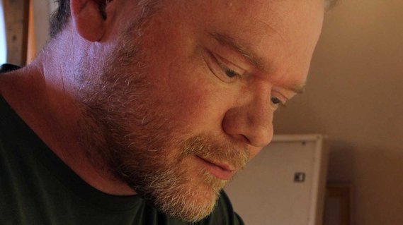 Kunstner Rasmus Svarre maler ofte landskaber i akvarel og figurativt maleri i olie. Rasmus Svarre er også illustrator og forfatter på egne bøger 