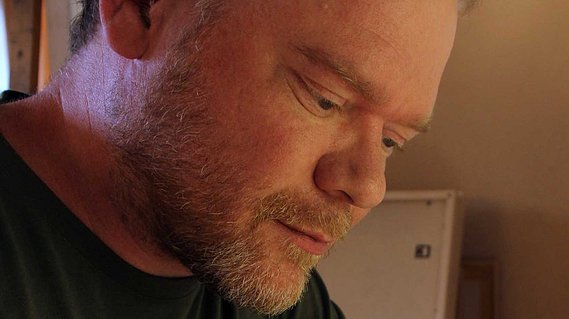 Kunstner Rasmus Svarre maler ofte landskaber i akvarel og figurativt maleri i olie. Rasmus Svarre er også illustrator og forfatter på egne bøger 