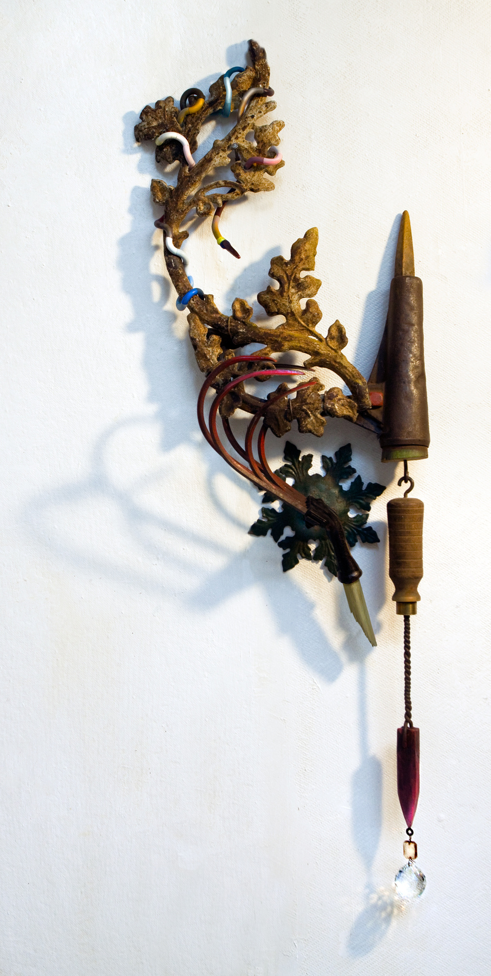 Wall assemblage. Evocation of Eden, temptation, dissipation.