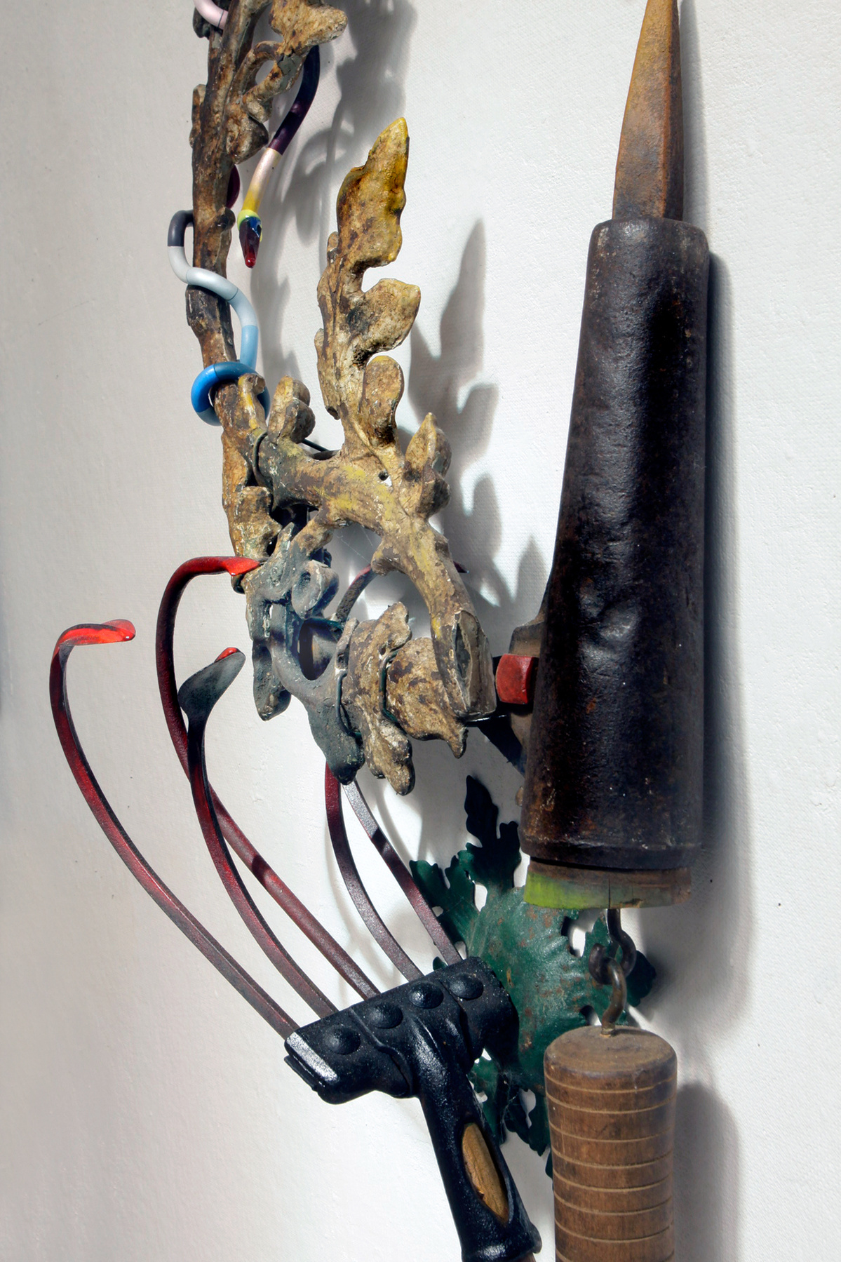 Wall assemblage. Evocation of Eden, temptation, dissipation. Detail