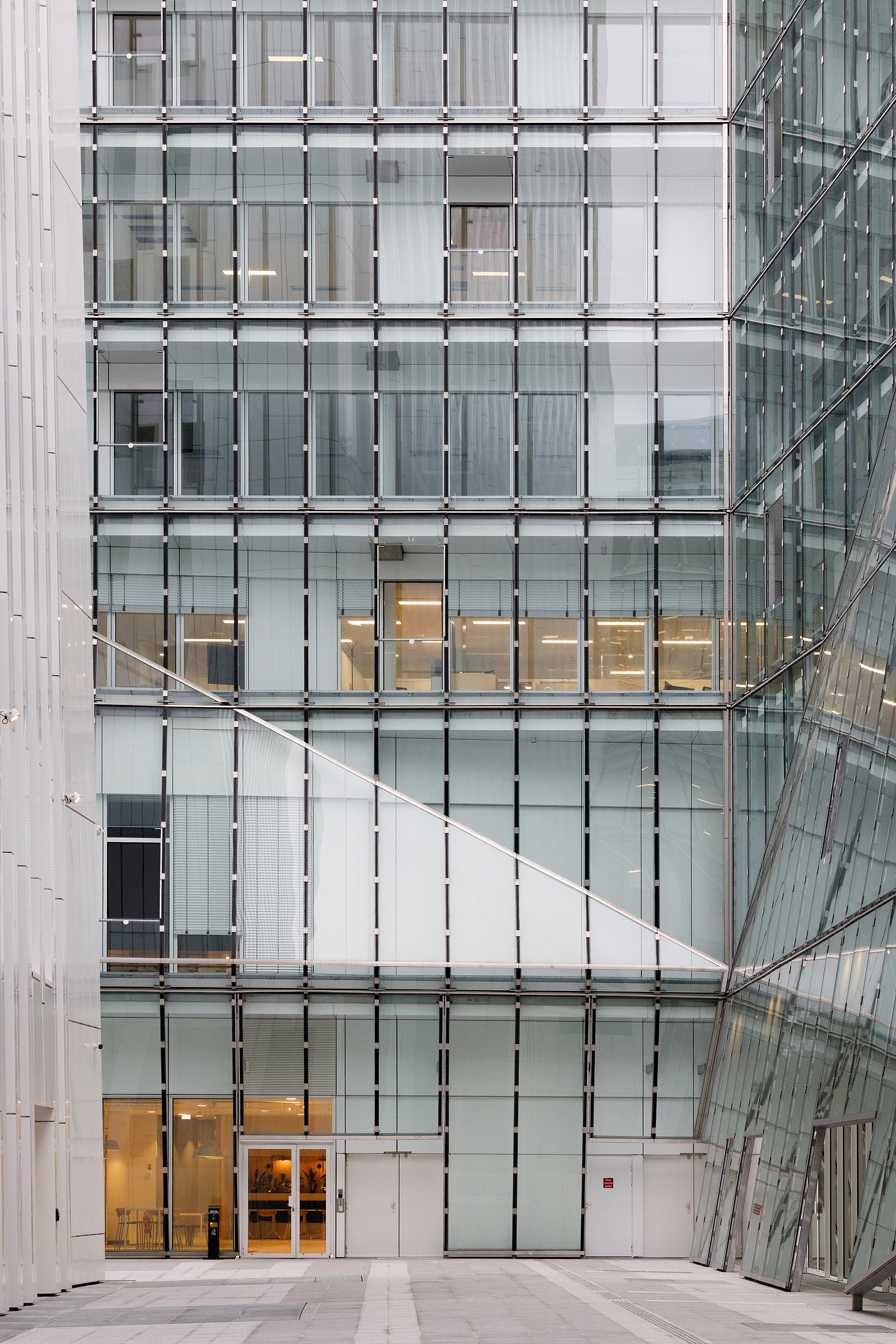 Reportage photo par Tilt and Shoot, Photographes d'Architecture par Maud Serra et Caroline Picard, sur la réhabilitation de la tour Pleyel, la construction de la tour Maestro et du bâtiment Music Hall à Saint-Denis (93) par 163 Ateliers-Sretchko Markovic,