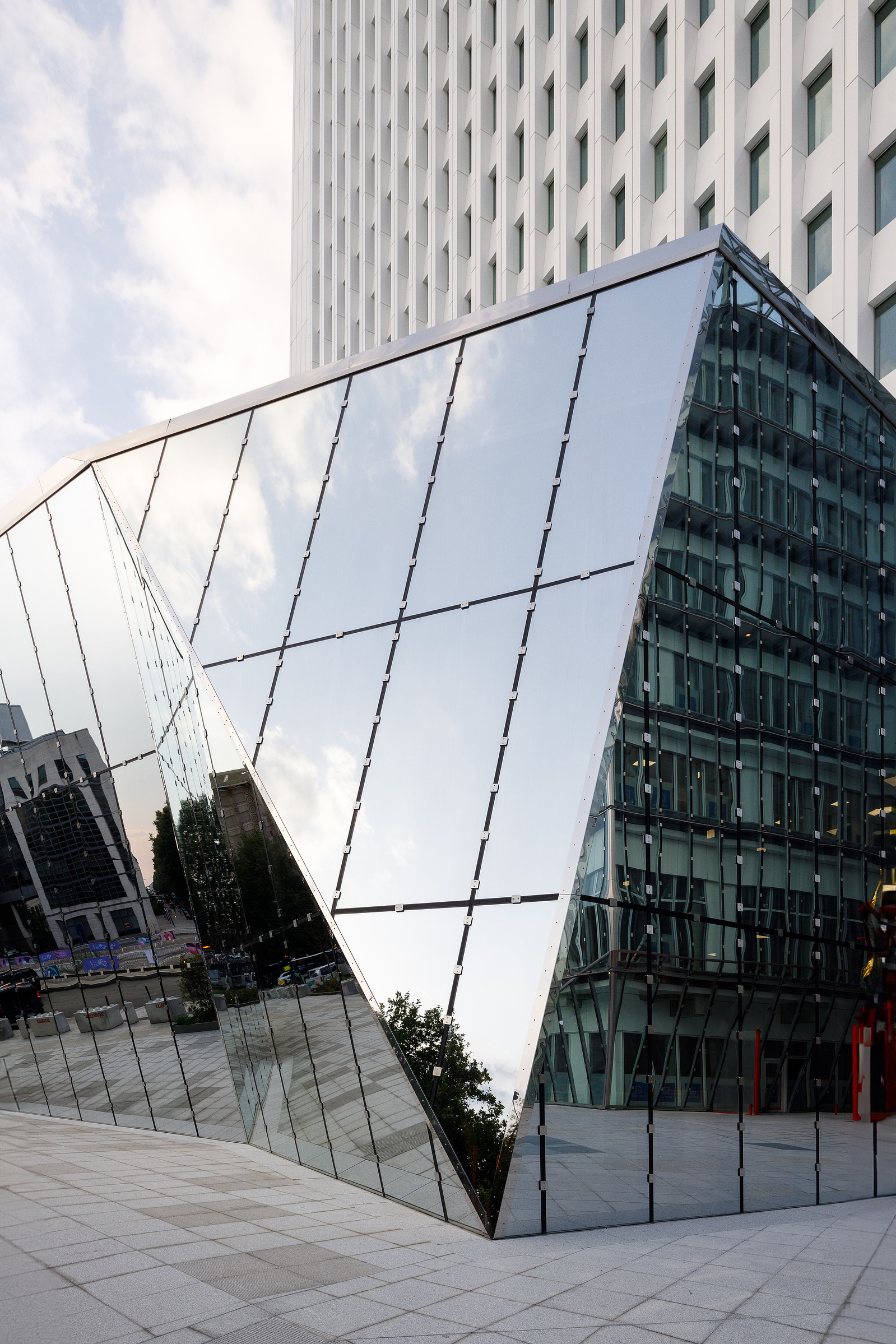 Reportage photo par Tilt and Shoot, Photographes d'Architecture par Maud Serra et Caroline Picard, sur la réhabilitation de la tour Pleyel, la construction de la tour Maestro et du bâtiment Music Hall à Saint-Denis (93) par 163 Ateliers-Sretchko Markovic,