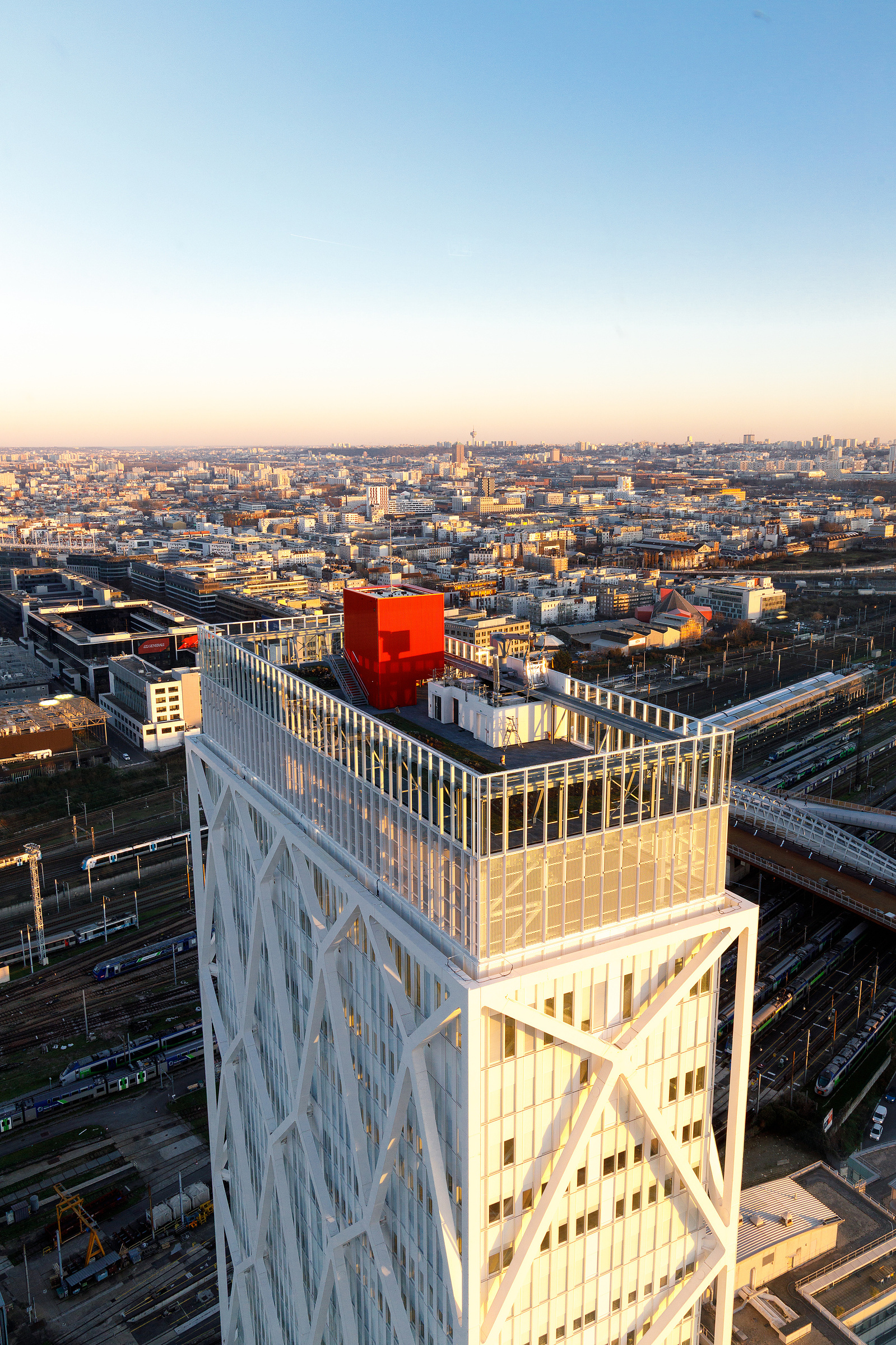 Reportage photo par Tilt and Shoot, Photographes d'Architecture par Maud Serra et Caroline Picard, sur la réhabilitation de la tour Pleyel, la construction de la tour Maestro et du bâtiment Music Hall à Saint-Denis (93) par 163 Ateliers-Sretchko Markovic,