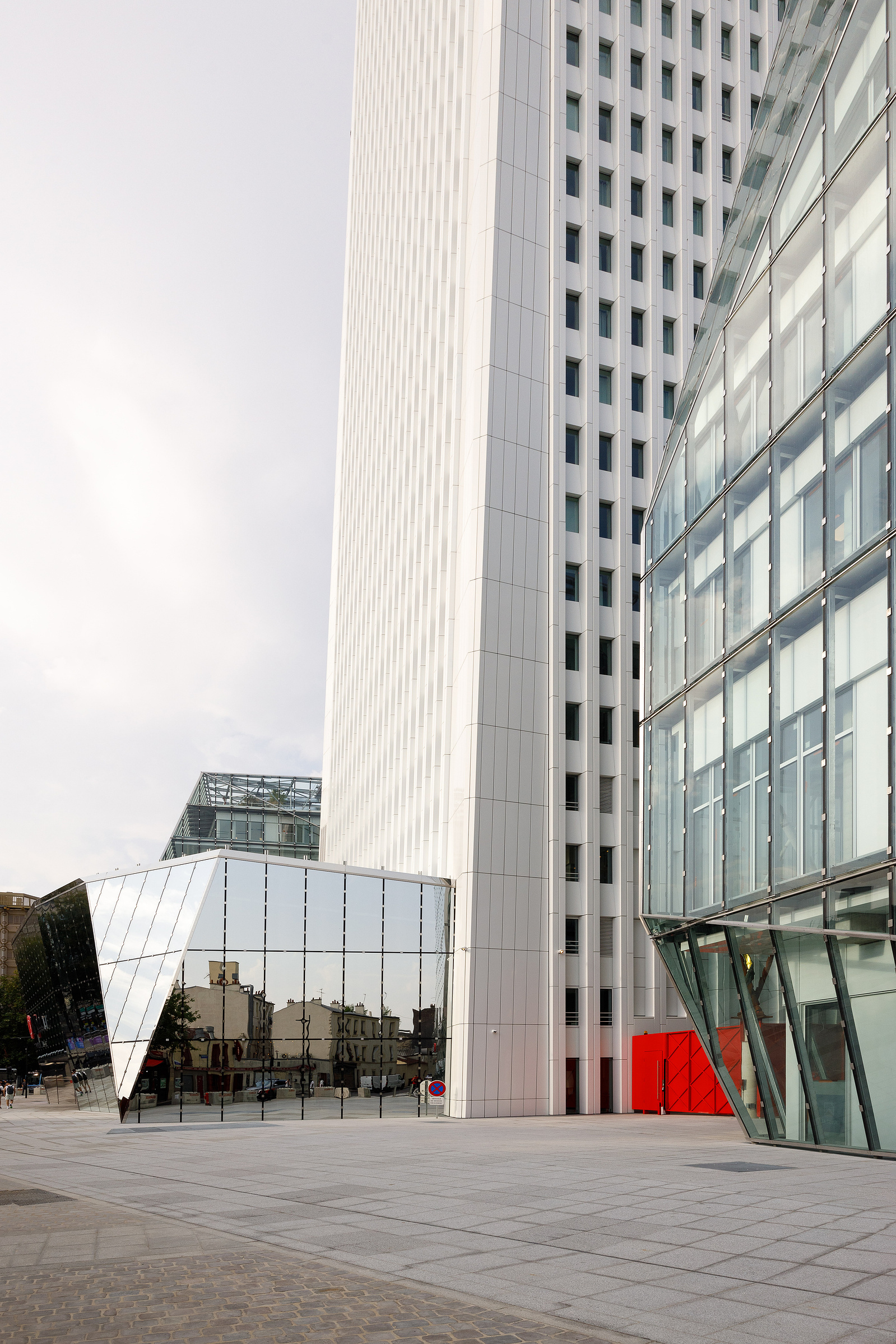 Reportage photo par Tilt and Shoot, Photographes d'Architecture par Maud Serra et Caroline Picard, sur la réhabilitation de la tour Pleyel, la construction de la tour Maestro et du bâtiment Music Hall à Saint-Denis (93) par 163 Ateliers-Sretchko Markovic,