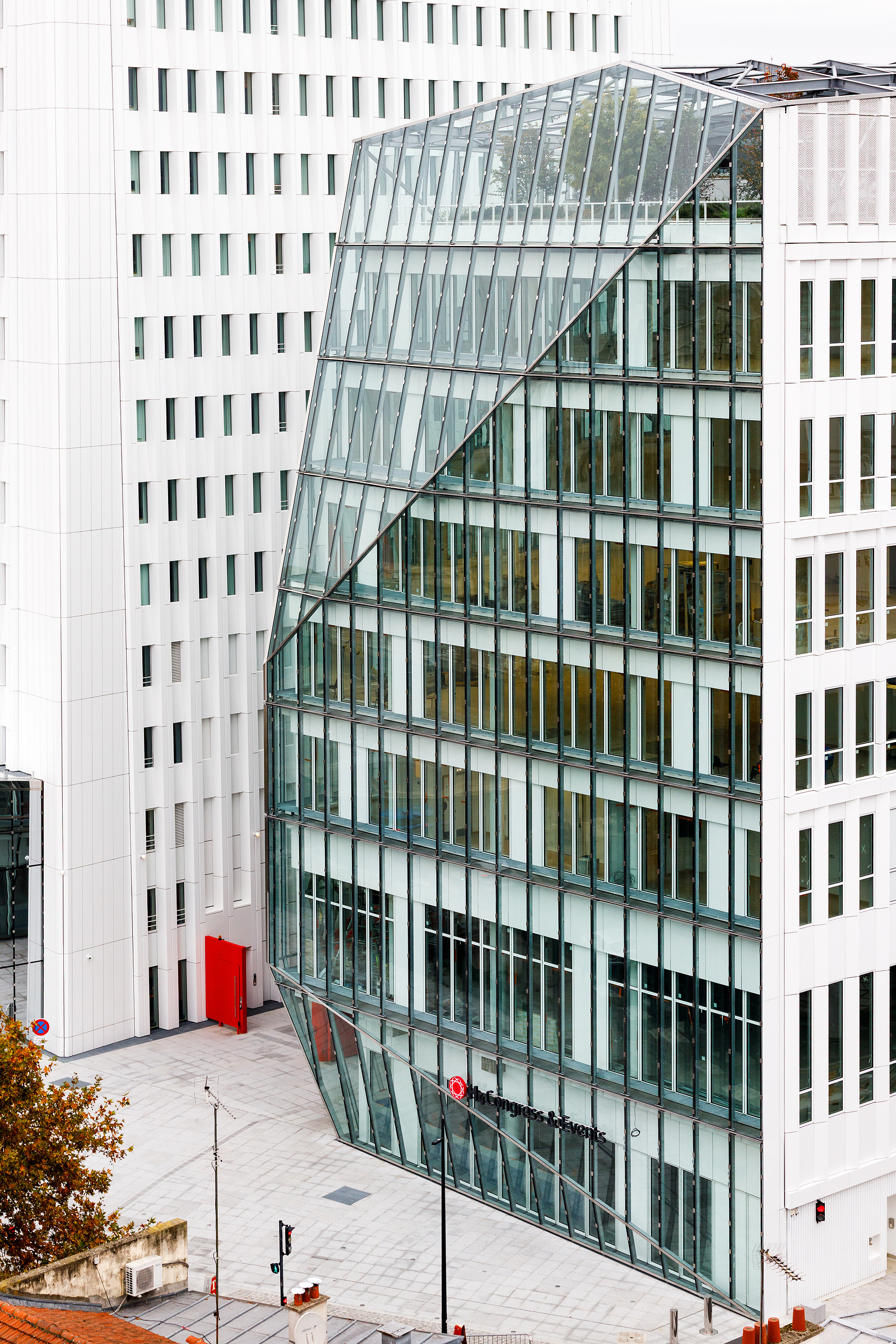 Reportage photo par Tilt and Shoot, Photographes d'Architecture par Maud Serra et Caroline Picard, sur la réhabilitation de la tour Pleyel, la construction de la tour Maestro et du bâtiment Music Hall à Saint-Denis (93) par 163 Ateliers-Sretchko Markovic,