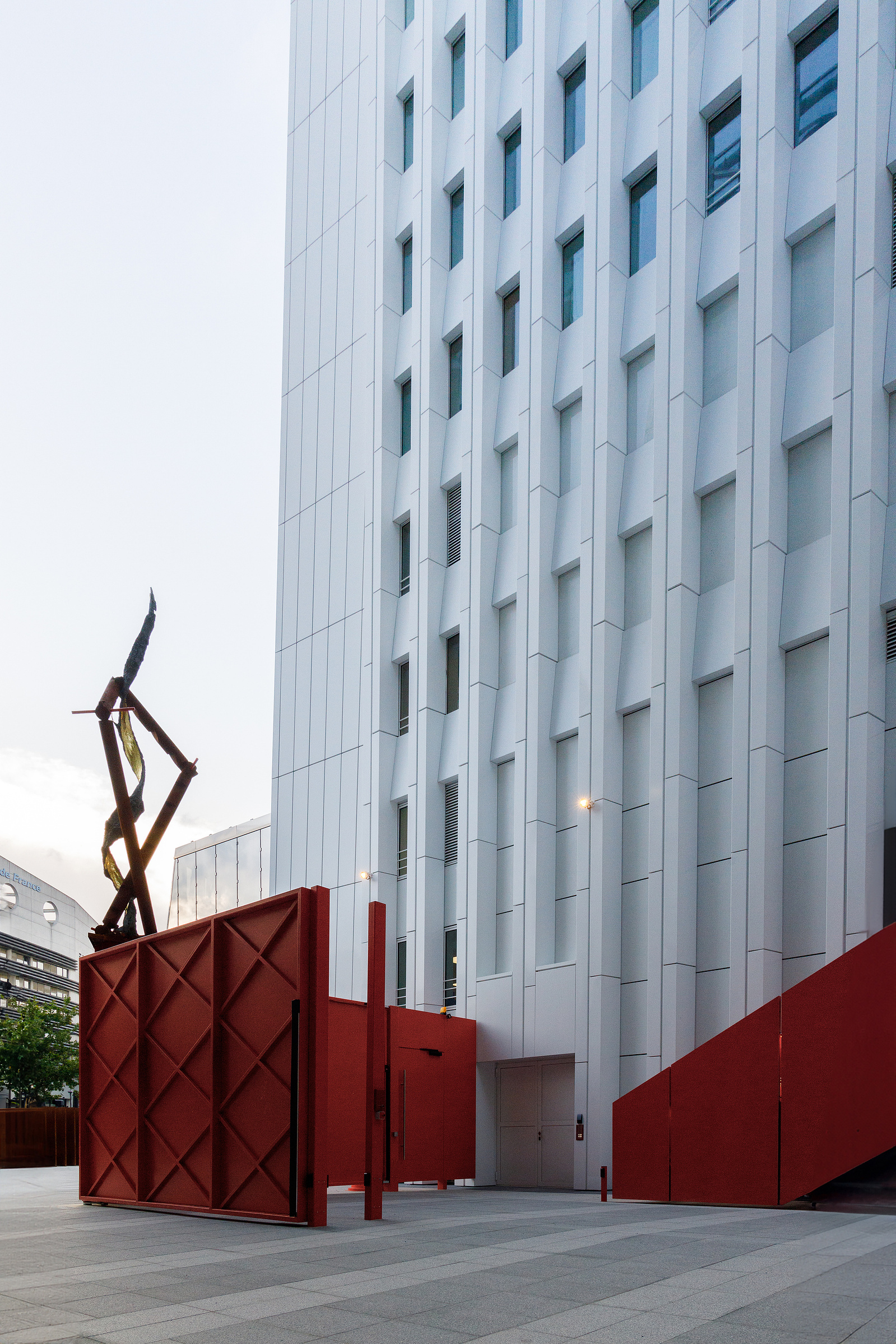 Reportage photo par Tilt and Shoot, Photographes d'Architecture par Maud Serra et Caroline Picard, sur la réhabilitation de la tour Pleyel, la construction de la tour Maestro et du bâtiment Music Hall à Saint-Denis (93) par 163 Ateliers-Sretchko Markovic,