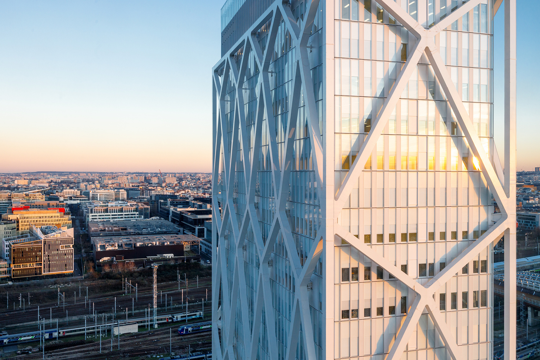 Reportage photo par Tilt and Shoot, Photographes d'Architecture par Maud Serra et Caroline Picard, sur la réhabilitation de la tour Pleyel, la construction de la tour Maestro et du bâtiment Music Hall à Saint-Denis (93) par 163 Ateliers-Sretchko Markovic,