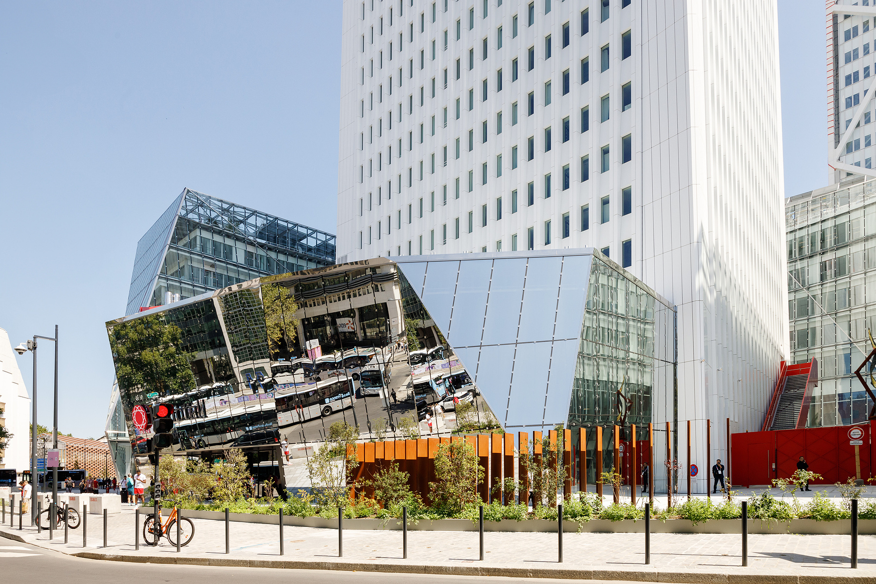 Reportage photo par Tilt and Shoot, Photographes d'Architecture par Maud Serra et Caroline Picard, sur la réhabilitation de la tour Pleyel, la construction de la tour Maestro et du bâtiment Music Hall à Saint-Denis (93) par 163 Ateliers-Sretchko Markovic,