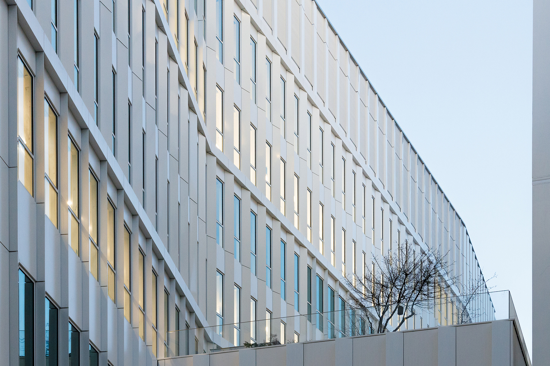 Reportage photo par Tilt and Shoot, Photographes d'Architecture par Maud Serra et Caroline Picard, sur la réhabilitation de la tour Pleyel, la construction de la tour Maestro et du bâtiment Music Hall à Saint-Denis (93) par 163 Ateliers-Sretchko Markovic,
