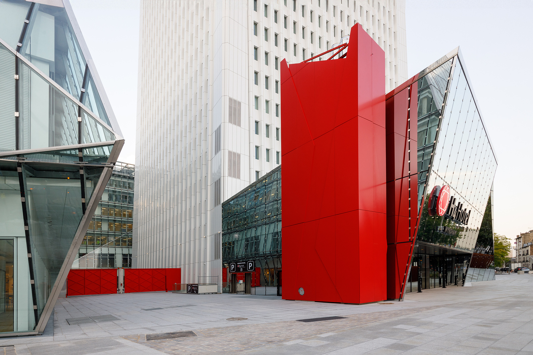 Reportage photo par Tilt and Shoot, Photographes d'Architecture par Maud Serra et Caroline Picard, sur la réhabilitation de la tour Pleyel, la construction de la tour Maestro et du bâtiment Music Hall à Saint-Denis (93) par 163 Ateliers-Sretchko Markovic,