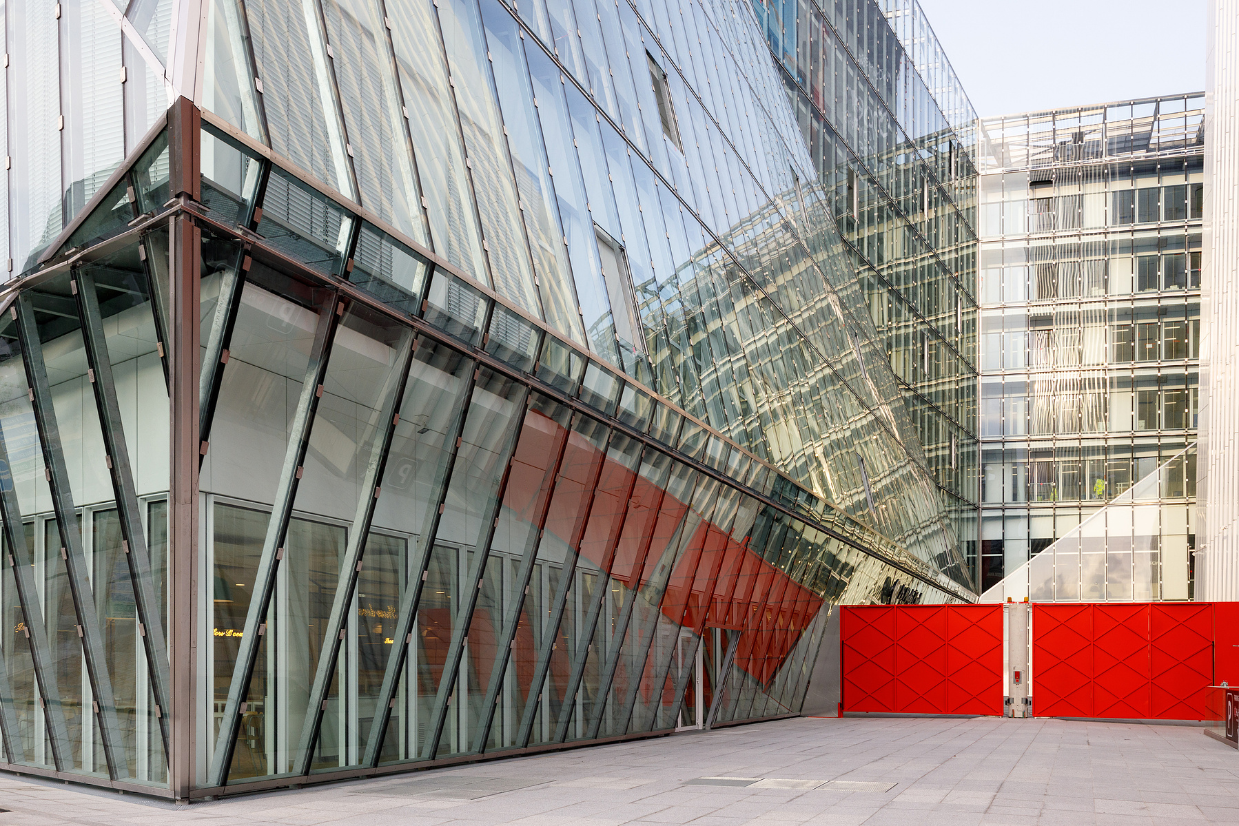 Reportage photo par Tilt and Shoot, Photographes d'Architecture par Maud Serra et Caroline Picard, sur la réhabilitation de la tour Pleyel, la construction de la tour Maestro et du bâtiment Music Hall à Saint-Denis (93) par 163 Ateliers-Sretchko Markovic,